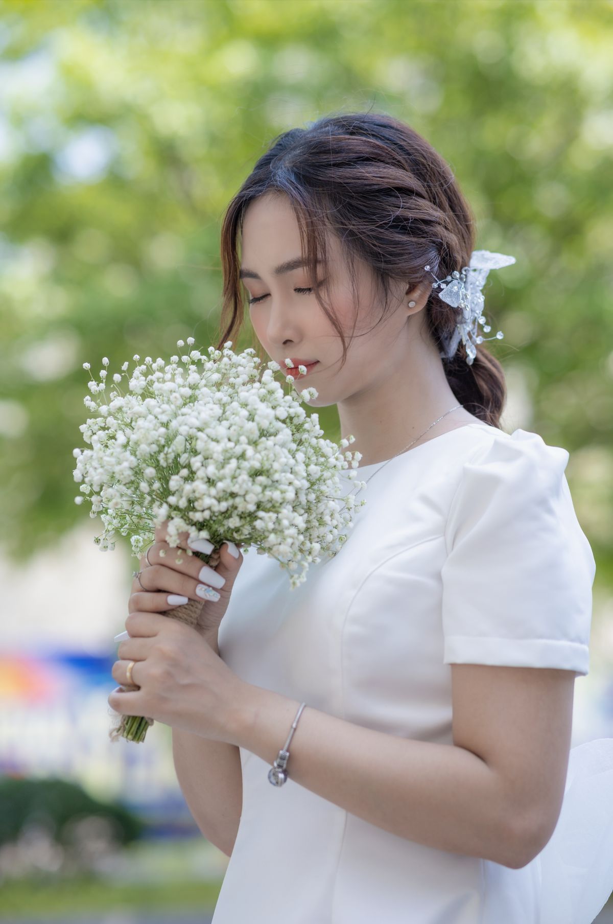 A bride with a bouquet of white wildflowers